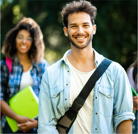 Giovani studenti sorridenti